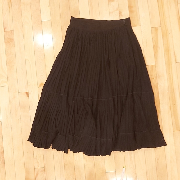 Mondi black tierd pleated skirt - Picture 2 of 6